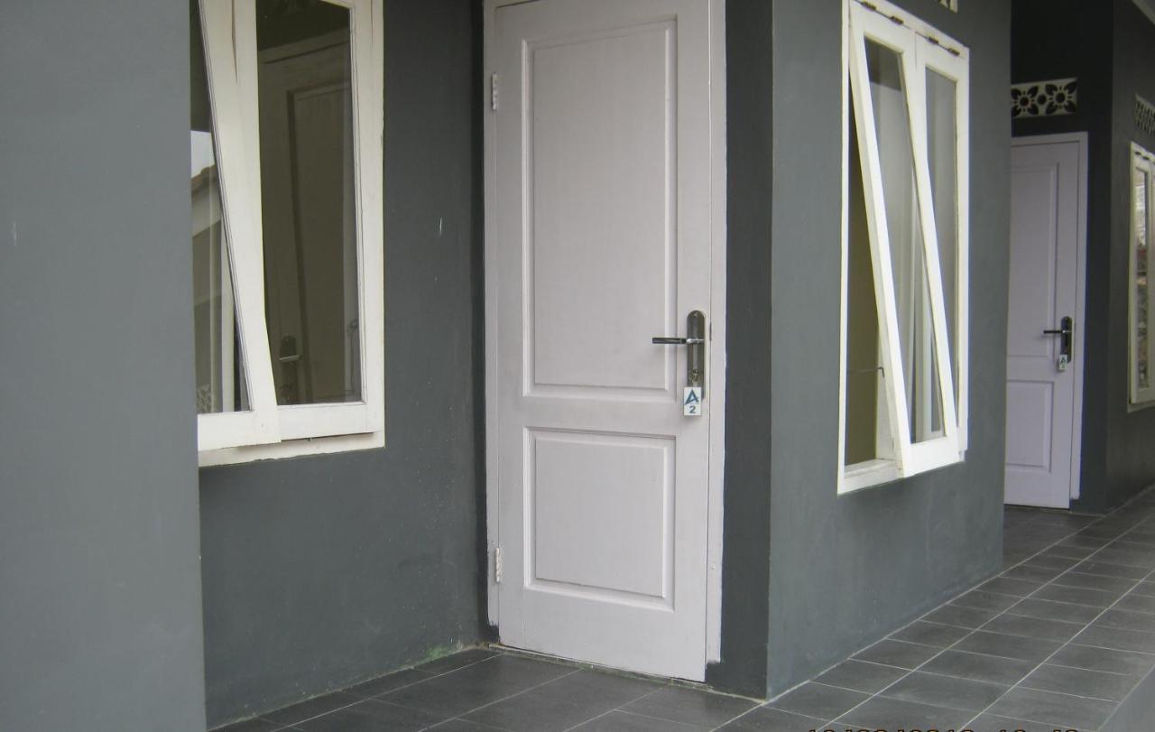 Aqilakost N Cafe Gadog Puncak Bogor Exterior foto