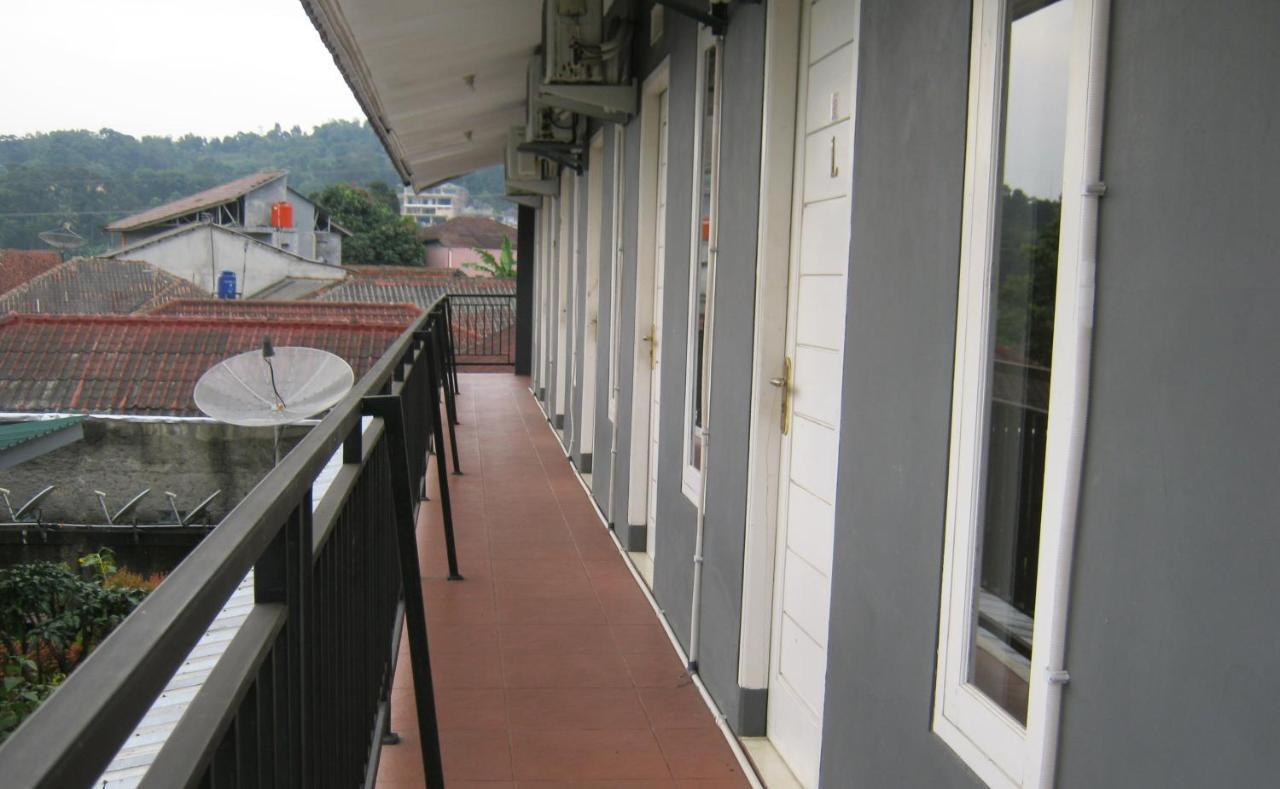 Aqilakost N Cafe Gadog Puncak Bogor Exterior foto